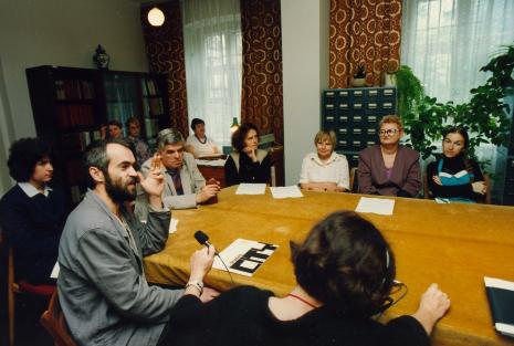 Od lewej za stołem, tyłem red. Krystyna Namysłowska (Polskie Radio), Jacek Jóźwiak, red. Dorota Jarecka (Gazeta Wyborcza), Jacek Ojrzyński (Dział Dokumentacji Naukowej), x, Janina Ładnowska (Dział Sztuki Nowoczesnej), Marta Ertman (Dział Sztuki Polskiej), Małgorzata Wiktorko (Dział Naukowo-Oświatowy); przy biurku Janina Ojrzyńska (Dział Dokumentacji Naukowej, x, Katarzyna Jasińska (Dział Promocji)