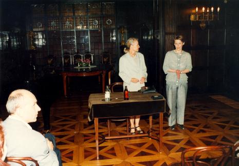 Od lewej dyr. Jaromir Jedliński (ms), prof. Jadwiga Staniszkis, Krystyna Jasińska (Dział Promocji)