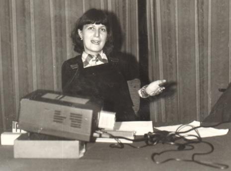 Dr Ewa Kuryluk podczas wykładu w czytelni biblioteki ms