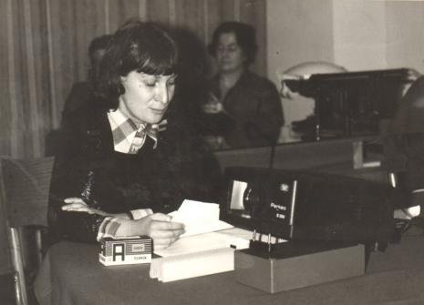 Dr Ewa Kuryluk podczas wykładu w czytelni biblioteki ms