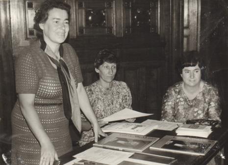 Od lewej inspektor kuratorium Jadwiga Rybicka, Alina Mołdawa (Pracownia Wiedzy o Sztuce), Janina Ojrzyńska (Dział Dokumentacji Naukowej)