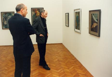 Dyr. Jaromir Jedliński (ms) oprowadza Ryszarda Krynickiego po wystawie w Muzeum Sztuki