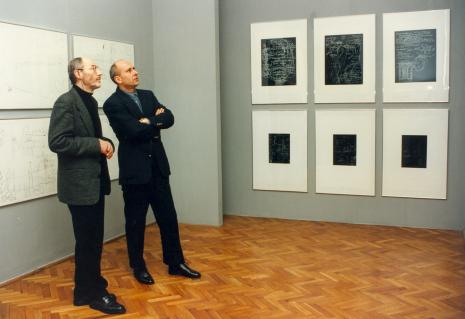 Poeta Ryszard Krynicki oprowadzany po wystawie w Muzeum Sztuki przez dyr. Jaromira Jedlińskiego