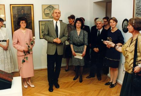 Od lewej Jolanta Bojarska-Syrek (ms), kuratorka wystawy Dorota Berbelska (ms), dyr. Jaromir Jedliński (ms), Anna Łopieńska z mężem, (za nim Marta Ertman - Dział Sztuki Polskiej), Krystyna Jasińska (Dział Promocji), red. Krystyna Namysłowska (Polskie Radio)