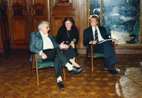 Spotkanie w sali odczytowej, od lewej Erwin Heerich, Sława Lisiecka-Jaskuła (tłumaczka), dyr. Jaromir Jedliński (ms)