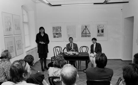 Dyr. Nawojka Cieślińska (ms) otwiera konferencję prasową, przy stole siedzą kuratorzy wystawy Krzysztof Jurecki i Anna Saciuk-Gąsowska (Dział Grafiki)
