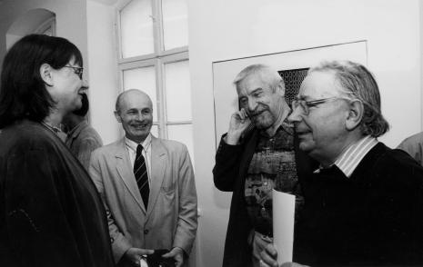 Od lewej dyr. Nawojka Cieślińska (ms), dyr. Bernard Kepler (BWA w Łodzi) oraz artyści Leszek Rózga i Stanisław Fijałkowski