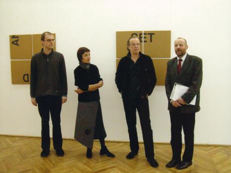Od lewej kurator wystawy Jarosław Lubiak (Dział Sztuki Nowoczesnej), tłumaczka, Peter Downsborough, dyr. Mirosław Borusiewicz (ms)