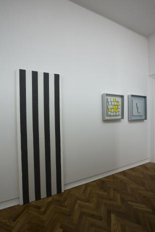 Dokumentacja wystawy - praca Daniela Burena, obrazy: Henryk Stażewski