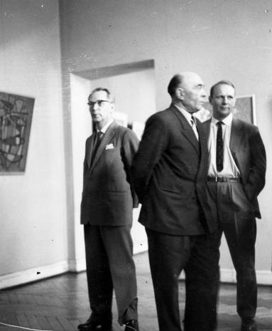 Wizyta artystów radzieckich w Muzeum Sztuki. Dyrektor Marian Minich (w środku) oprowadza gości po wystawie