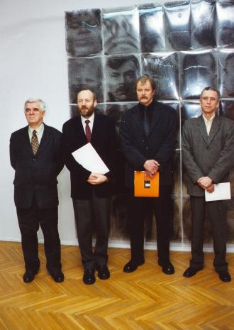 Od lewej Jacek Ojrzyński (wicedyrektor ms), dyr. Mirosław Borusiewicz (ms), Krzysztof J. Cichosz, kurator wystawy Krzysztof Jurecki (Dział Fotografii)