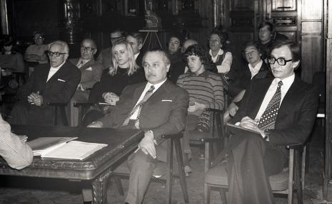 Janina Ładnowska (Dział Sztuki Nowoczesnej), w pierwszym rzędzie siedzą od prawej Piotr Krukowski (aktor Teatru Nowego w Łodzi) i Ryszard Brudzyński (wicedyrektor ms)
