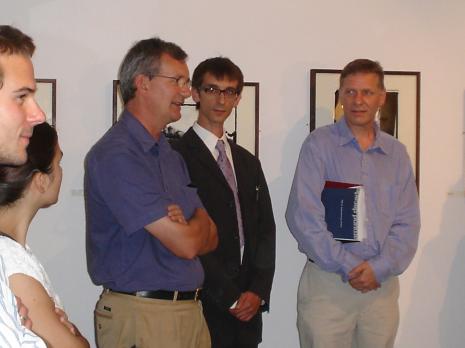 Od lewej Martin Parr (kurator wystawy, Michał Pietrzak (tłumacz), Timothy Prus (kurator wystawy)