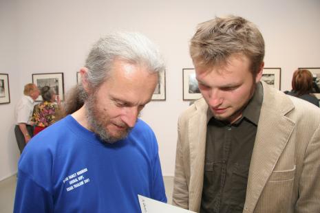 Prof. Stefan Czyżewski (PWSFTViT w Łodzi) i Krzysztof Candrowicz (kurator wystawy, Fundacja Edukacji Wizualnej)