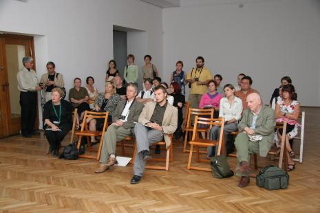 W pierwszym rzędzie Krzysztof Jurecki (Dział Fotografii i Technik Wizualnych), Krzysztof Candrowicz; w drugim rzędzie od lewej Maria Morzuch (Dział Sztuki Nowoczesnej); w trzecim rzędzie od lewej Jerzy Grzegorski (Galeria Wschodnia), red. Gustaw Romanowski, Paulina Woszczak (Dział Dokumentacji Naukowej); z tyłu druga od prawej stoi Ewa Gałązka (Dział Fotografii i Technik Fotograficznych); pod ścianą od lewej x, Paweł Hartman (fotograf)