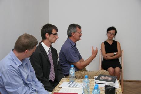 Od lewej Timothy Prus, tłumacz Michał Pietrzak, Martin Parr, Sylwia Witkowska (koordynatorka wystawy)
