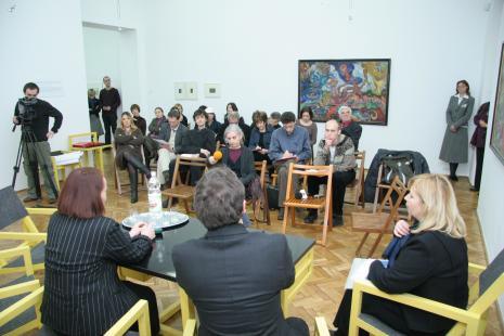 W pierwszym rzędzie (z mikrofonem) red. Krystyna Namysłowska (Polskie Radio), w drugim rzędzie od lewej Agnieszka Sowińska (Dział Edukacji), Wojciech Goczkowski (kier. Działu Edukacji), red. Piotr Grobliński (reymont.pl; Kalejdoskop), x, red. Mariusz Syta (Radio Łódź), z tyłu od prawej Jacek Ojrzyński (wicedyrektor ms), red. Anna Pawłowska (Dziennik Łódzki), w dżinsowej kurtce red. Barbara Sas (Express Ilustrowany); w drzwiach po lewej stronie stoją Marta Wlazeł (Dział Edukacji) i Jarosław Lubiak (kier. Działu Sztuki Nowoczesnej). Pośrodku w ostatnim rzędzie red. Katarzyna Rakowska (Gazeta Wyborcza, Łódź)