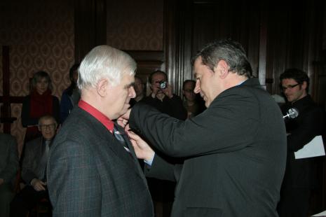 Dr Jacek Ojrzyński (wicedyrektor ms) przyjmuje odznaczenie z rąk Stanisława Witaszczyka (wicemarszałek Województwa Łódzkiego)