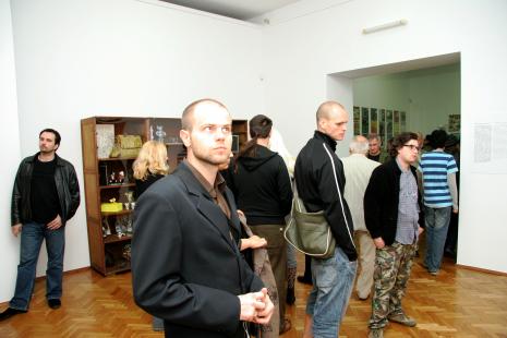 Goście podczas zwiedzania wystawy
