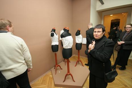 W czarnym kostiumie Henryka Gmerek (Dział Promocji) obok Zenobia Karnicka (Dział Sztuki Nowoczesnej)