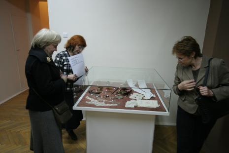Od lewej x, prof. Maria Kornatowska (PWSFTviT w Łodzi), Danuta Pośpiech (Galeria 526 Poleskiego Ośrodka Sztuki)