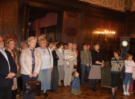 Publiczność w sali balowej willi Herbsta