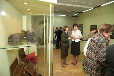 W białej bluzce kuratorka wystawy Magdalena Michalska (Rezydencja Księży Młyn)