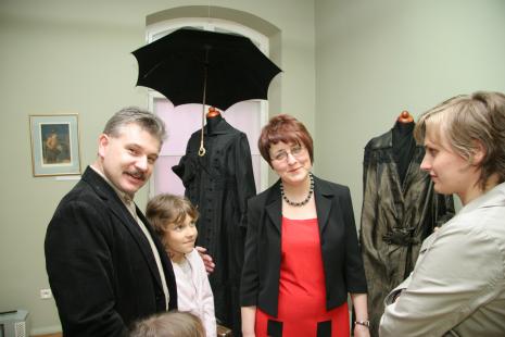 Od lewej Cezary Pawlak (Rezydencja Księży Młyn) z córką, kuratorka wystawy Dorota Berbelska (kier. Rezydencji Księży Młyn), Monika Wesołowska (Dział Realizacji Wystaw i Wydawnictw)