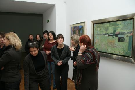 Od prawej kustosz Marta Ertman (Dział Sztuki Polskiej), Marta Wlazeł i Karolina Jabłońska (Dział Edukacji), Aneta Dalbiak (Dział Promocji), Bartłomiej [?], Barbara Włodarczyk i Monika Wesołowska (Dział Realizacji Wystaw i Wydanictw); z przodu Paulina Woszczak (Dział Dokumentacji Naukowej)