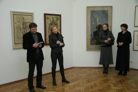Od lewej dyr. Jarosław Suchan (ms) i Aneta Muszyńska (prezes Fundacji Promocji Sztuki Współczesnej), x, Anna Saciuk-Gąsowska (Dział Sztuki Nowoczesnej)