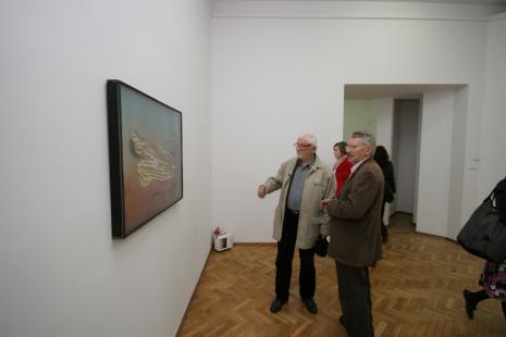 Artyści Ireneusz Pierzgalski i Jerzy Treliński przy obrazie Jonasza Szterna
