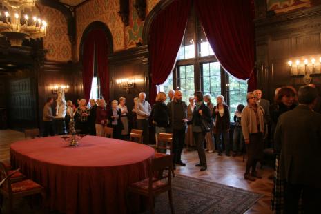 Goście w sali balowej pałacu Herbsta
