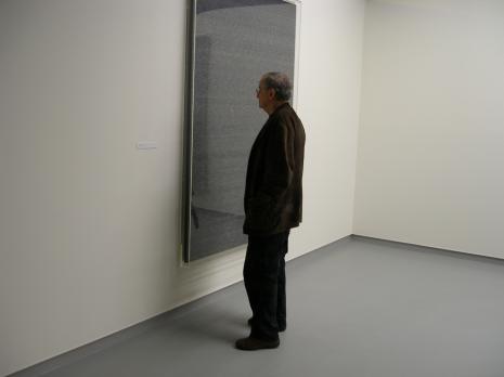 Ryszard Horowitz przy obrazie Romana Opałki