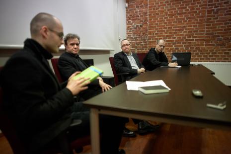 Od lewej Andrzej Leśniak (Uniwersytet Warszawski), prof. Ryszard Kluszczyński, Marek Wasilewski, Jarosław Lubiak (kier. Działu Sztuki Nowoczesnej)