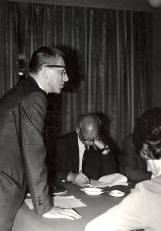 Dyr. Ryszard Stanisławski (ms) i red. Mieczysław Jagoszewski (Dziennik Łódzki) podczas konferencji prasowe w czytelni biblioteki