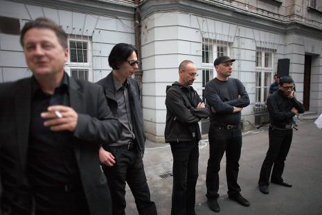 Od lewej członkowie grupy Laibach: Ivan Novak, Dejan Knez, Milan Fras  oraz kuratorzy wystawy Krzysztof Lach i Wiktor Skok 