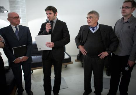 Od lewej Piotr Nowicki, dyr. Jarosław Suchan (ms), Eduard Steinberg, tłumacz