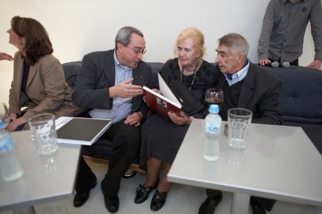 Spotkanie w ms cafe; od lewej x, dr Ruwin Besser, dr Bożena Kowalska, Eduard Steinberg