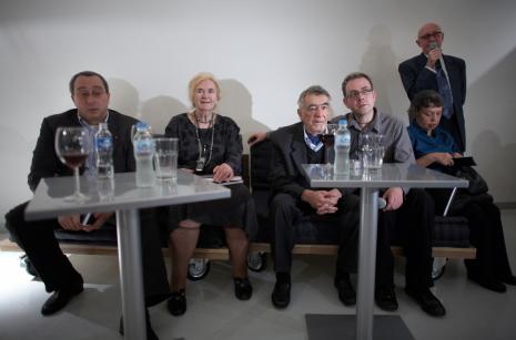 Od lewej dr Ruwin Besser, dr Bożena Kowalska, Eduard Steinberg, tłumacz, Gala Steinberg, Piotr Nowicki