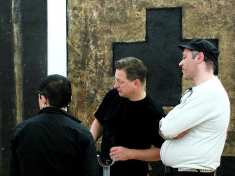Przygotowania do wystawy, Wiktor Skok (tyłem), Ivan Novak (Laibach), Krzysztof Lach