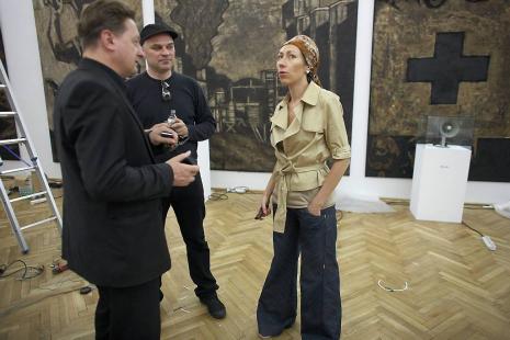 Od lewej Ivan Novak (Laibach), Krzysztof Lach (kurator wystawy), Małgorzata Ludwisiak (wicedyrektor ms)