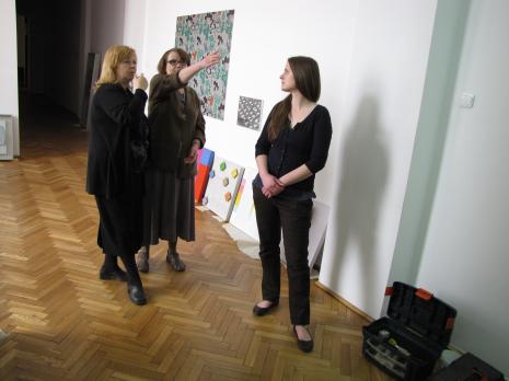 Od lewej Maria Morzuch i Zenobia Karnicka (Dział Sztuki Nowoczesnej), Sonia Nieśpiałowska-Owczarek (Dział Realizacji Wystaw i Wydawnictw)