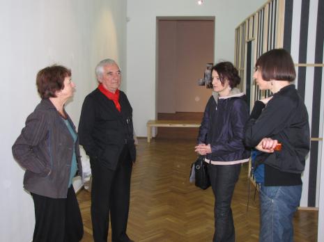 Od lewej Anka Ptaszkowska, Daniel Buren, red. Marzena Bomanowska (Gazeta Wyborcza, Łódź), Małgorzata Ludwisiak (wicedyrektor ms)