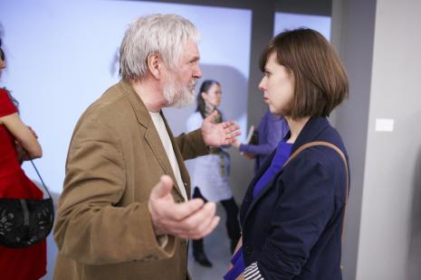 Jan Dobkowski w rozmowie z kuratorką wystawy Aleksandrą Jach (Dział Sztuki Nowoczesnej)