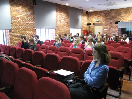 Julia Sowińska-Heim (Uniwersytet Łódzki, historia sztuki) ze studentami podczas wykładu
