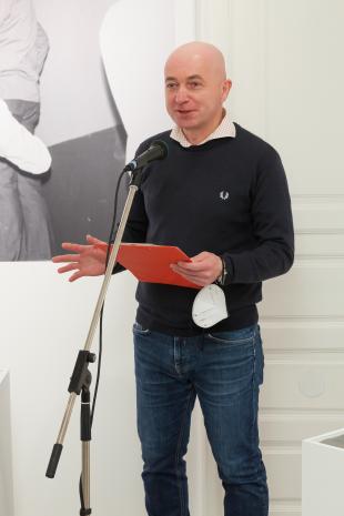 Kurator wystawy Maciej Cholewiński (ms). Fot. Hanne Brandt (c) Instytut Polski Düsseldorf