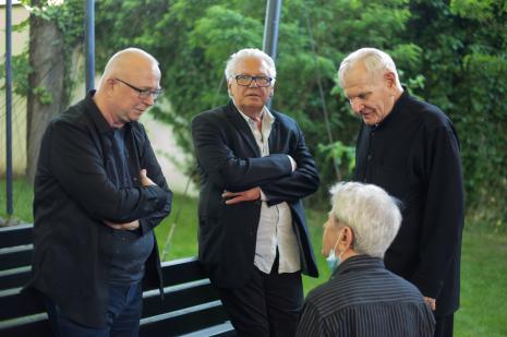 Stoją od lewej Jerzy Grzegorski (Galeria Wschodnia w Łodzi), Krzysztof Bieńkowski (kolekcjoner), Józef Robakowski, siedzi Andrzej Ciesielski