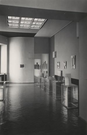 Fragment pierwszej ekspozycji Muzeum Miejskiego Historii i Sztuki w Łodzi. Widok na oryginalną Salę Neoplastyczną otwartą dla publiczności od 13 czerwca 1948 do 30 września 1950 roku, zniszczoną przed 15 października 1950 roku