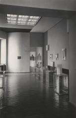 Fragment pierwszej ekspozycji Muzeum Miejskiego Historii i Sztuki. Widok na oryginalną Salę Neoplastyczną istniejącą w latach  1948-1950