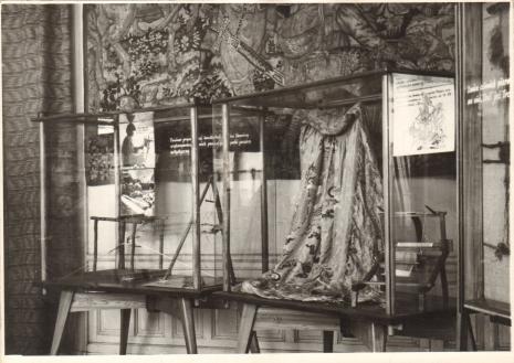 Fragment ekspozycji przygotowanej przez Dział Tkactwa w sali nr I na parterze, 1954-1960